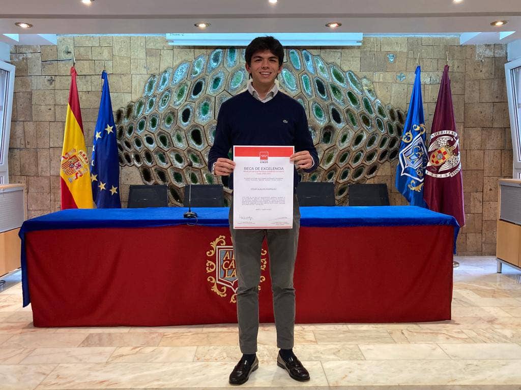 El colegial César Alaejos recibe la Beca de Excelencia de la Comunidad de Madrid