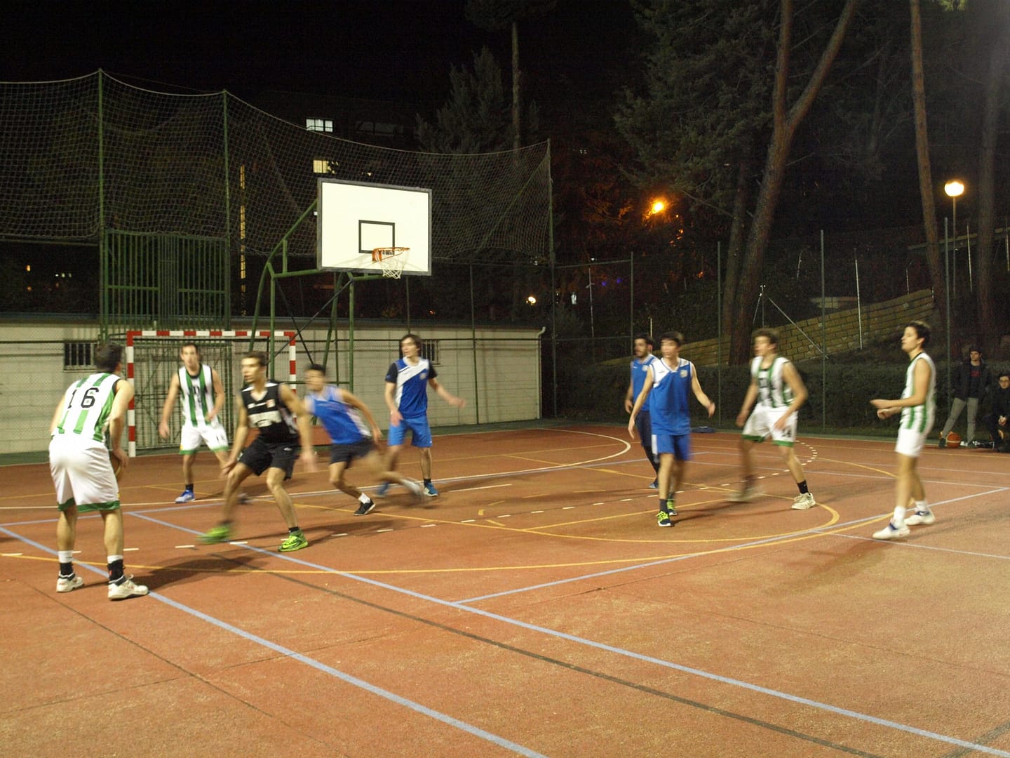 Final en Baloncesto del Torneo Deportivo organizado por la Asociación para Actividades Conjuntas de Colegios Mayores de Madrid en el cual se enfrentaron el Colegio Mayor Jaime del Amo y el Colegio Mayor Alcalá.