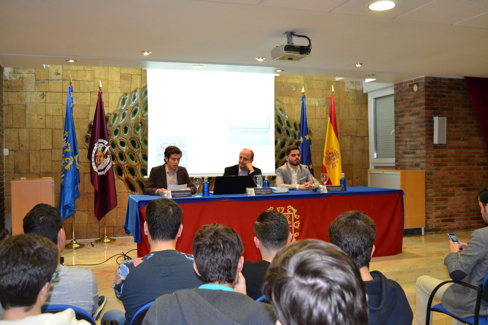 Salón de Conferencias del CMU Alcalá, D. Miguel Sebastián, ex Ministro de Insutria, Turismo y Comercio, Economista, y Profesor de Macroeconomía en la Universidad Complutense de Madrid
