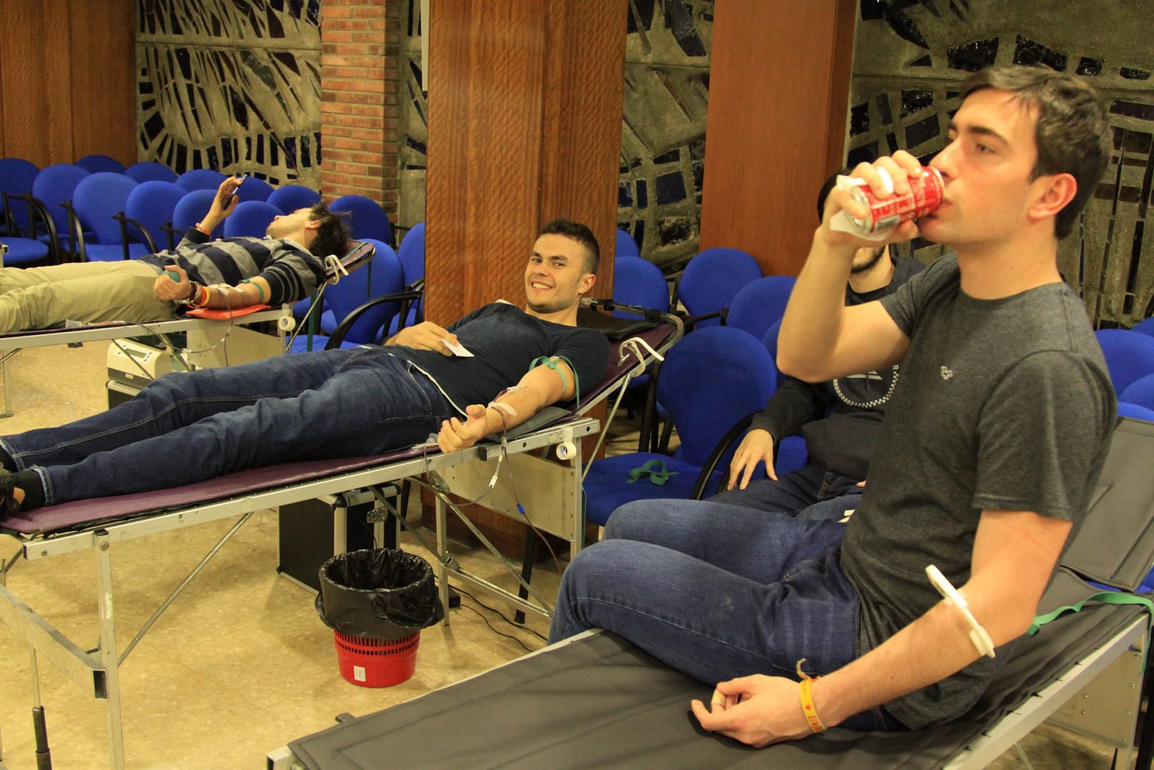 Colegiales donando sangre con Cruz Roja