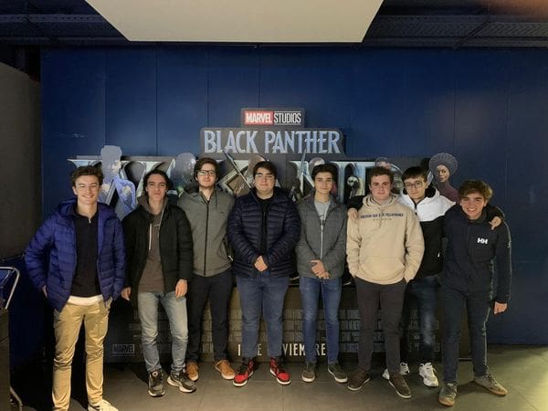 Colegiales viendo Black Panther en el Cine de Príncipe Pío
